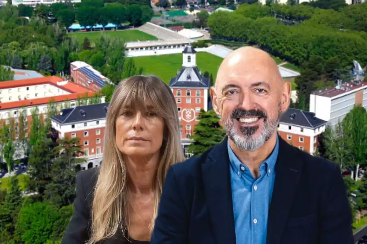 Dos personas posan frente a un edificio universitario rodeado de áreas verdes.