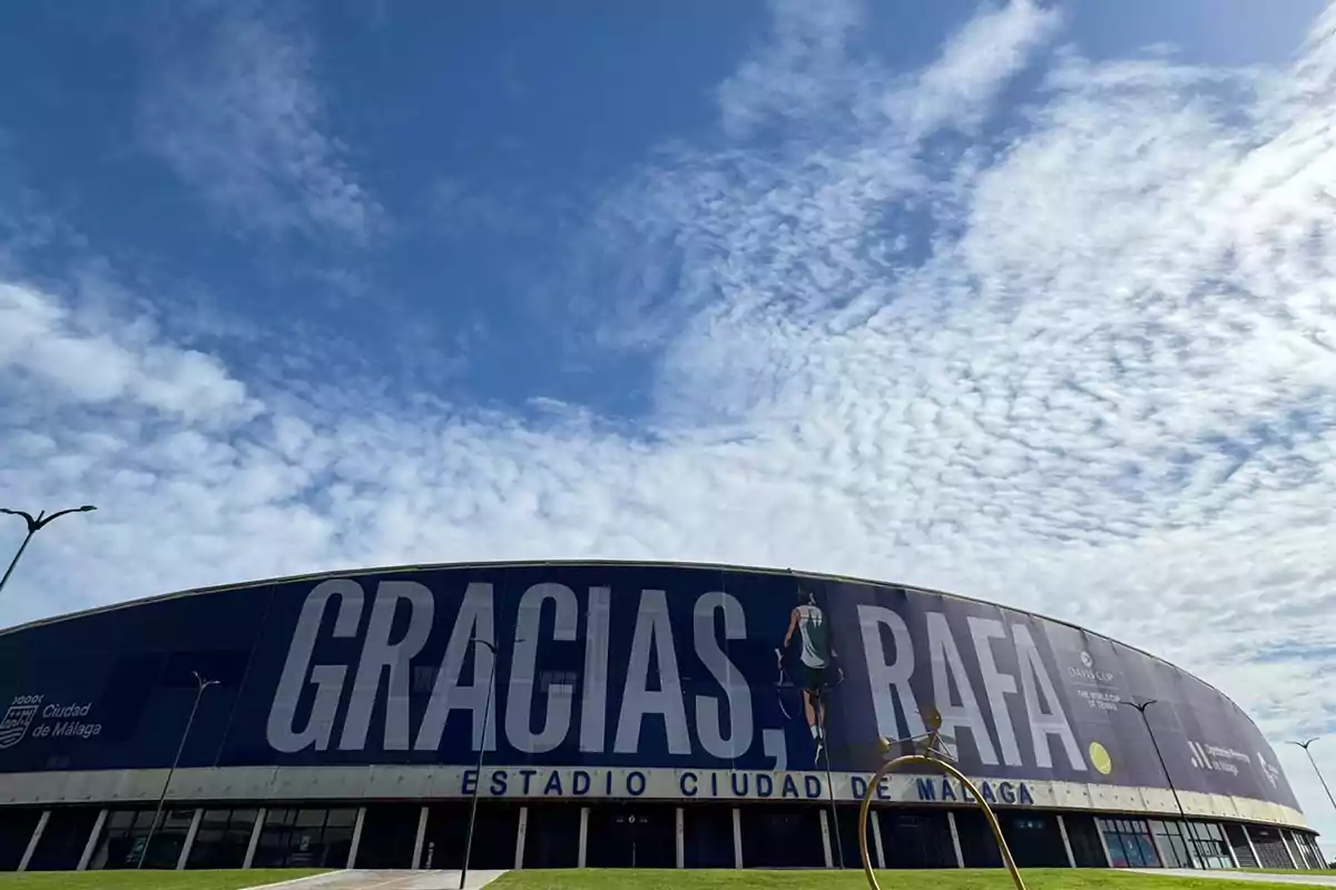 Un estadio con un gran cartel que dice 