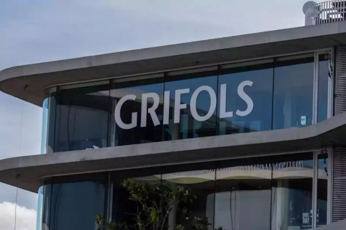 Edificio con el logo de Grifols en la fachada de vidrio.