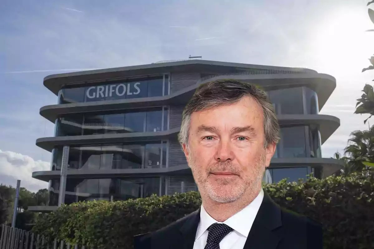 Un hombre con traje frente a un edificio moderno con el logo de Grifols.