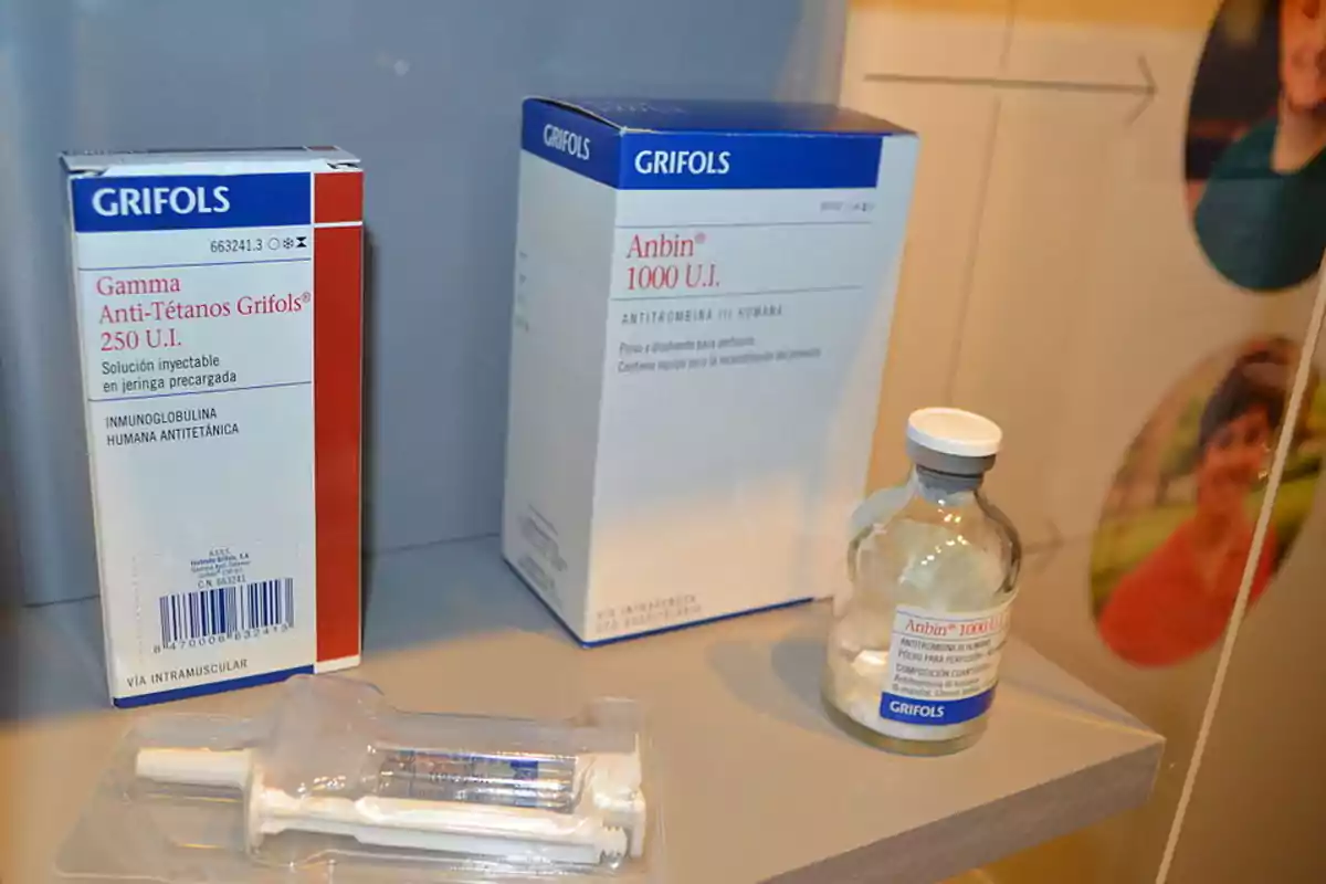 Imagen de varios productos médicos de la marca Grifols, incluyendo una caja de Gamma Anti-Tétanos Grifols 250 U.I., una caja de Anbin 1000 U.I. y un frasco de Anbin 1000 U.I.