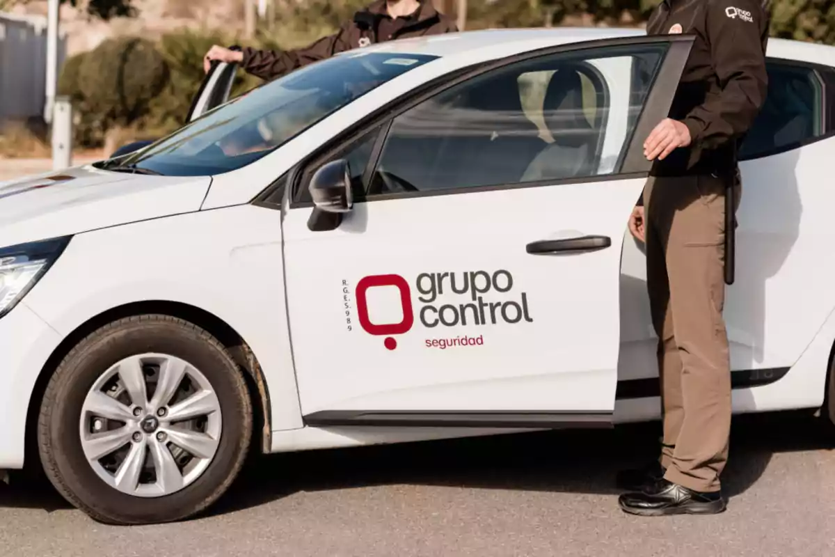 Un coche blanco de seguridad con el logo de 