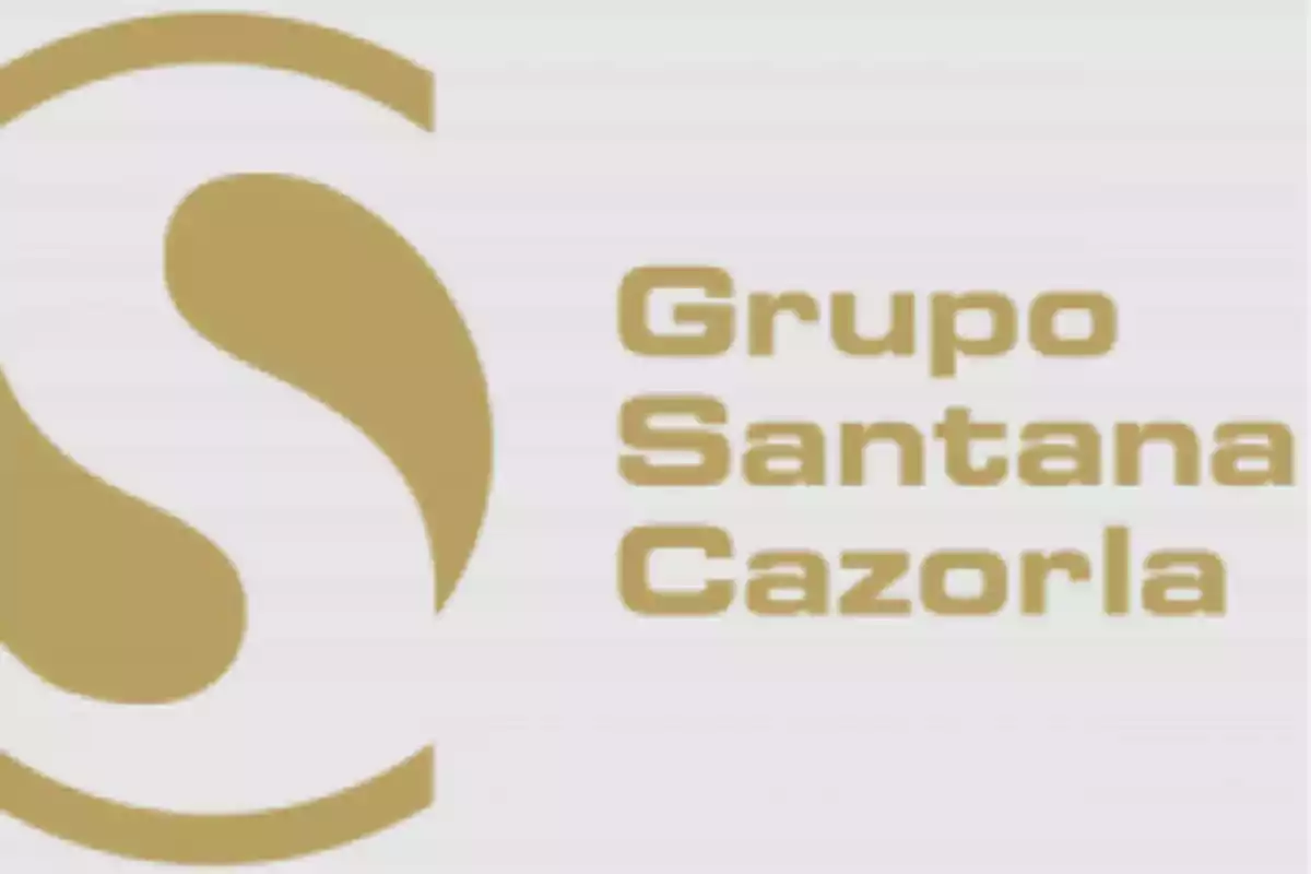 Logotipo del Grupo Santana Cazorla en color dorado.