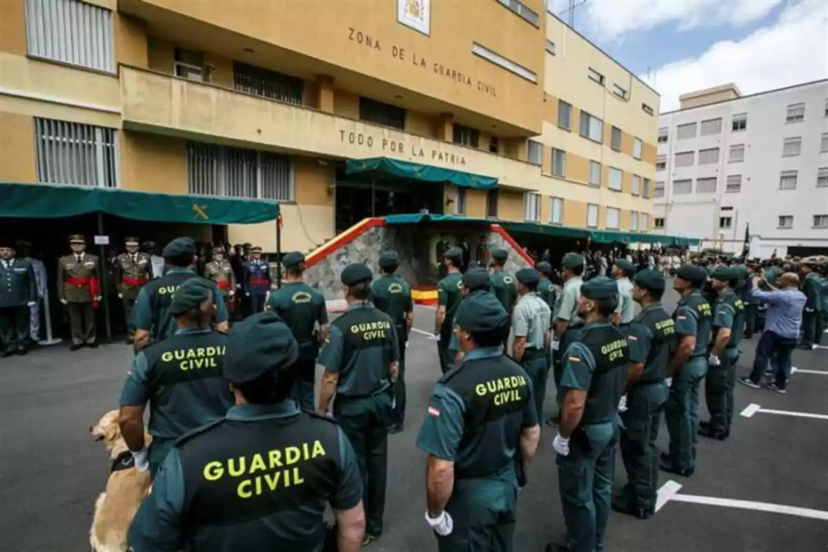 Ceremonia de la Guardia Civil frente a un edificio con la inscripción 