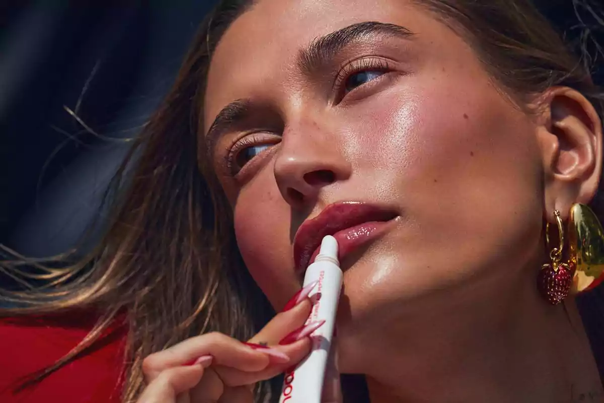 La tendencia 'glossy lips' será una de las tendencias en maquillaje para este 2024.