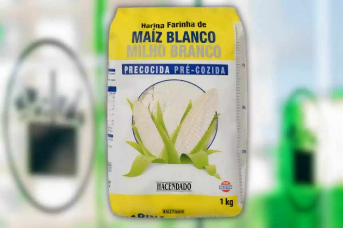 Paquete de harina de maíz blanco precocida de la marca Hacendado, con un diseño en colores amarillo y azul, y una imagen de mazorcas de maíz en el frente. Paquete de harina de maíz blanco precocida de la marca Hacendado, con un diseño en colores amarillo y azul, y una imagen de mazorcas de maíz en el frente.