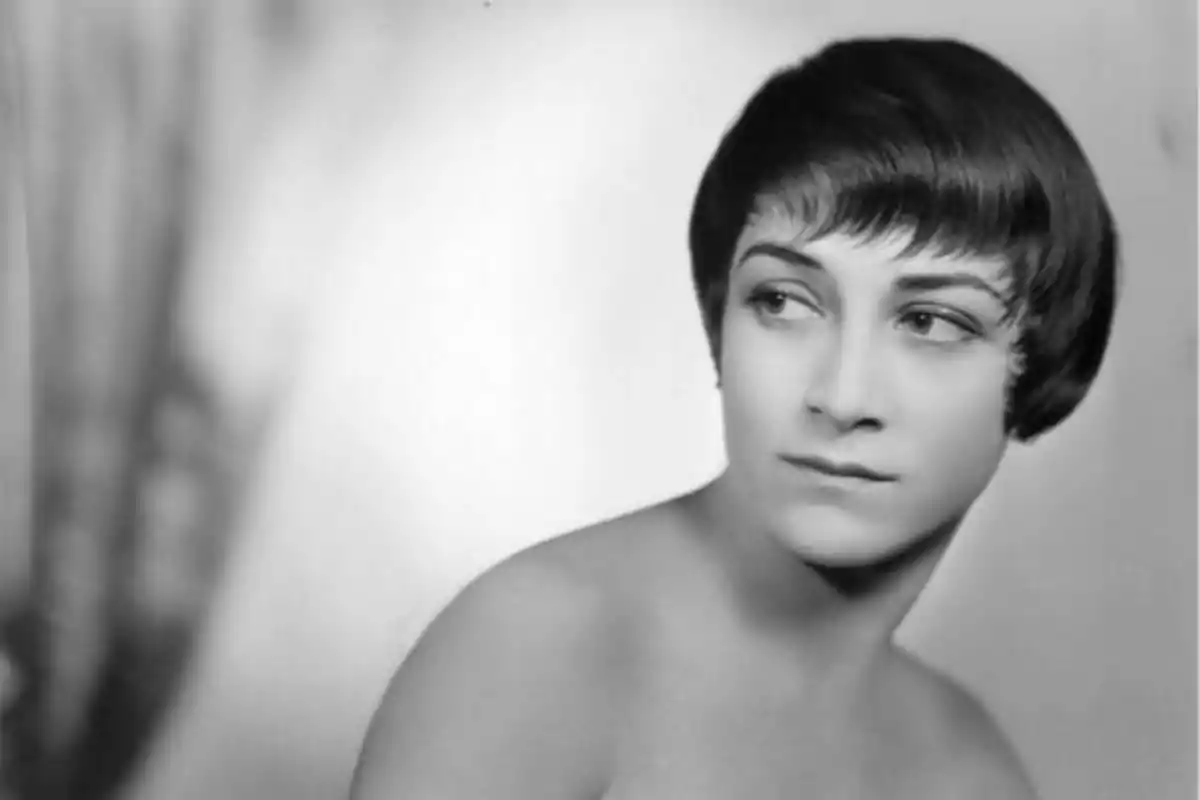 Retrato en blanco y negro de una mujer con cabello corto mirando hacia un lado. Retrato en blanco y negro de una mujer con cabello corto mirando hacia un lado.
