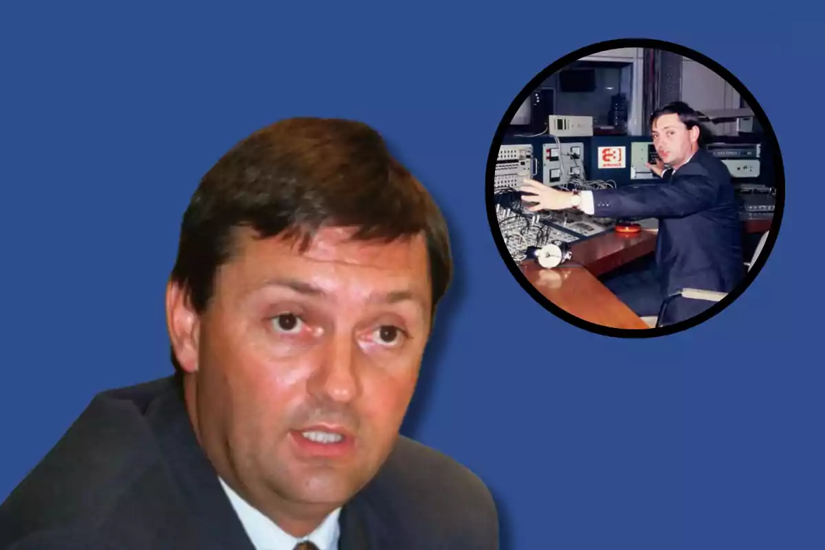 Un hombre con traje aparece en primer plano sobre un fondo azul, mientras que en un círculo a la derecha se muestra a la misma persona en un estudio de grabación.