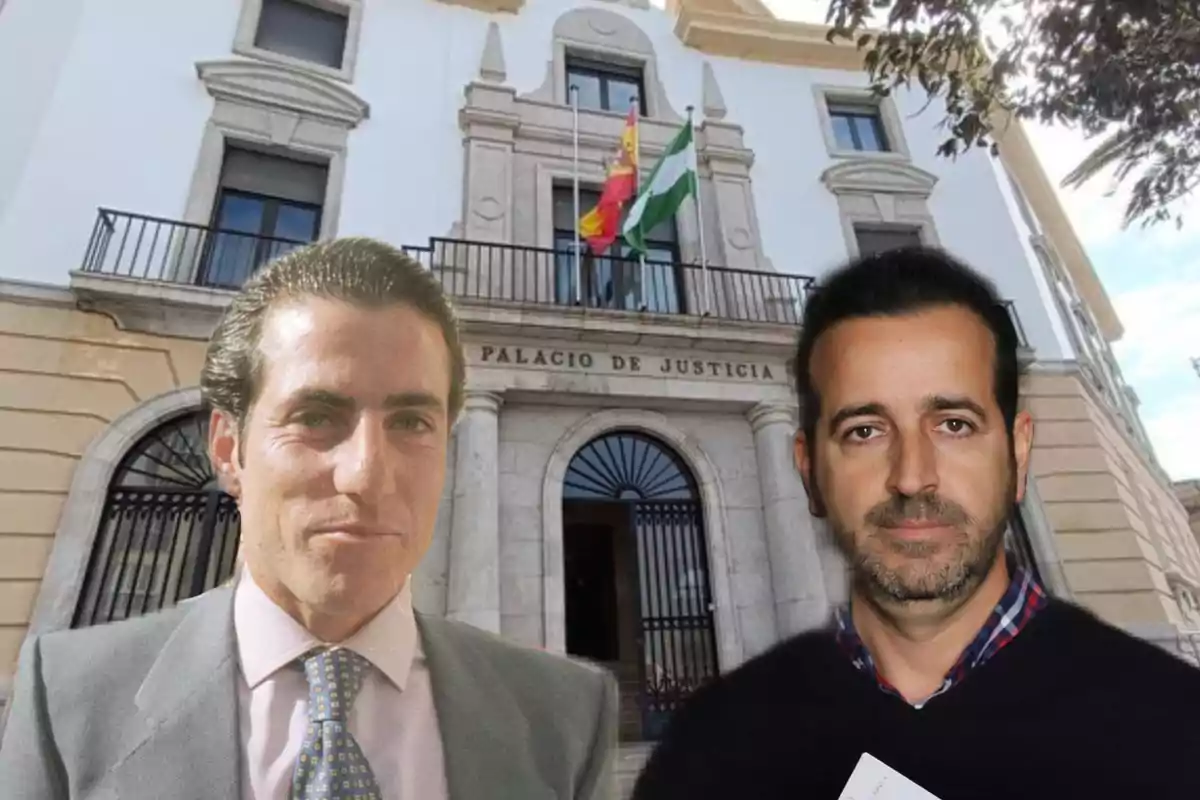 Dos hombres frente a un edificio con la inscripción "Palacio de Justicia" y banderas en el balcón.