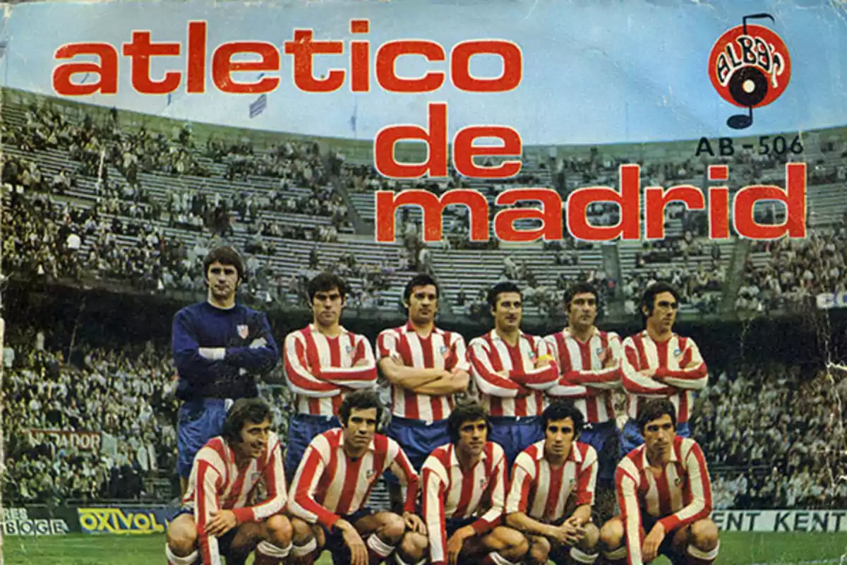 Portada vintage con jugadores del Atlético de Madrid posando en el estadio con el título atlético de madrid en letras rojas grandes Portada vintage con jugadores del Atlético de Madrid posando en el estadio con el título atlético de madrid en letras rojas grandes