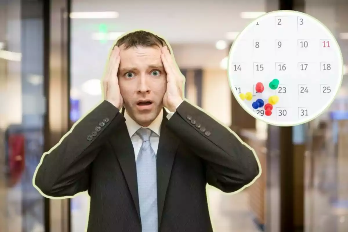 Hombre con traje y corbata se agarra la cabeza con expresión de preocupación, con un calendario en el fondo mostrando varios días marcados con chinchetas de colores.