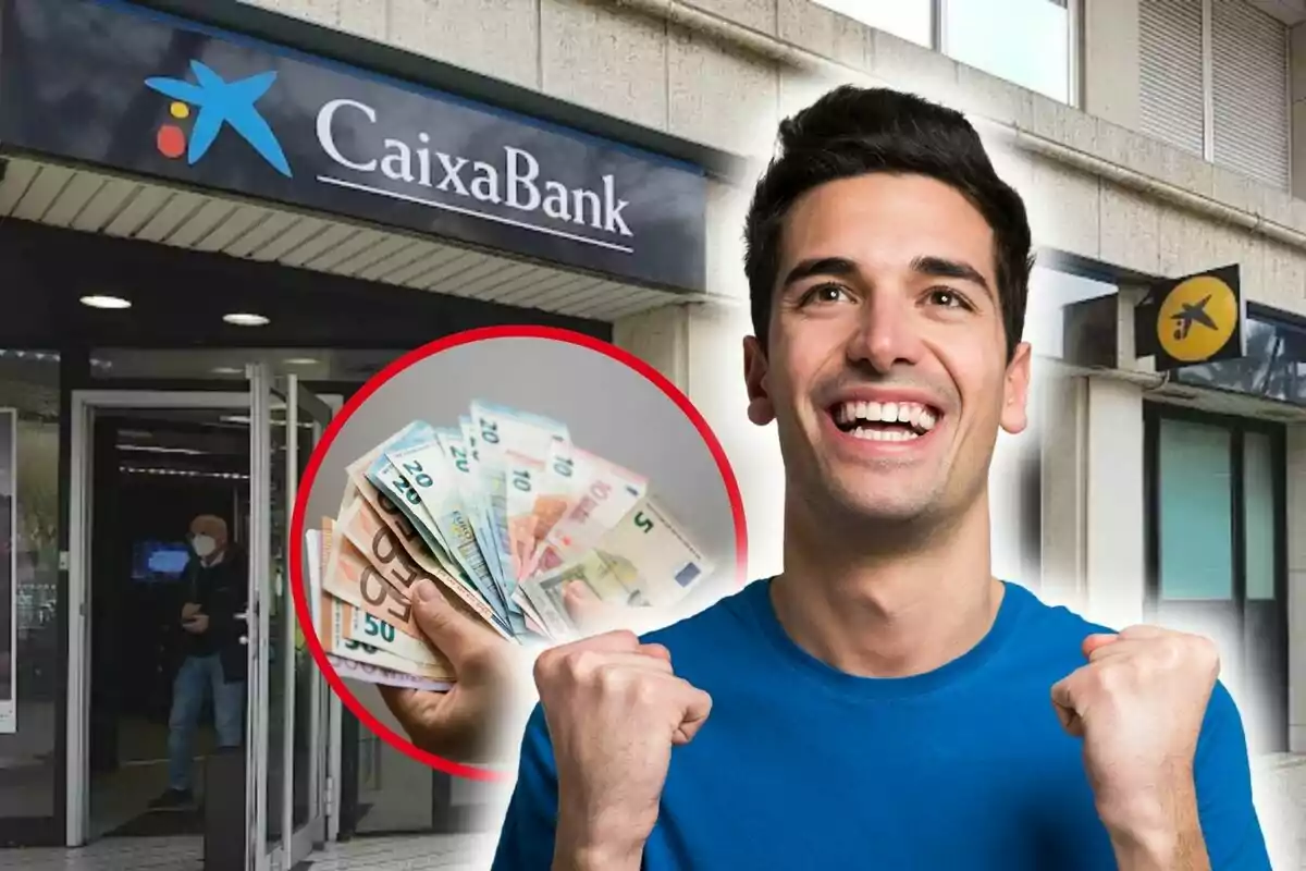 Un hombre sonriente con una camiseta azul aparece frente a una sucursal de CaixaBank, con una imagen superpuesta de una mano sosteniendo billetes de euro.