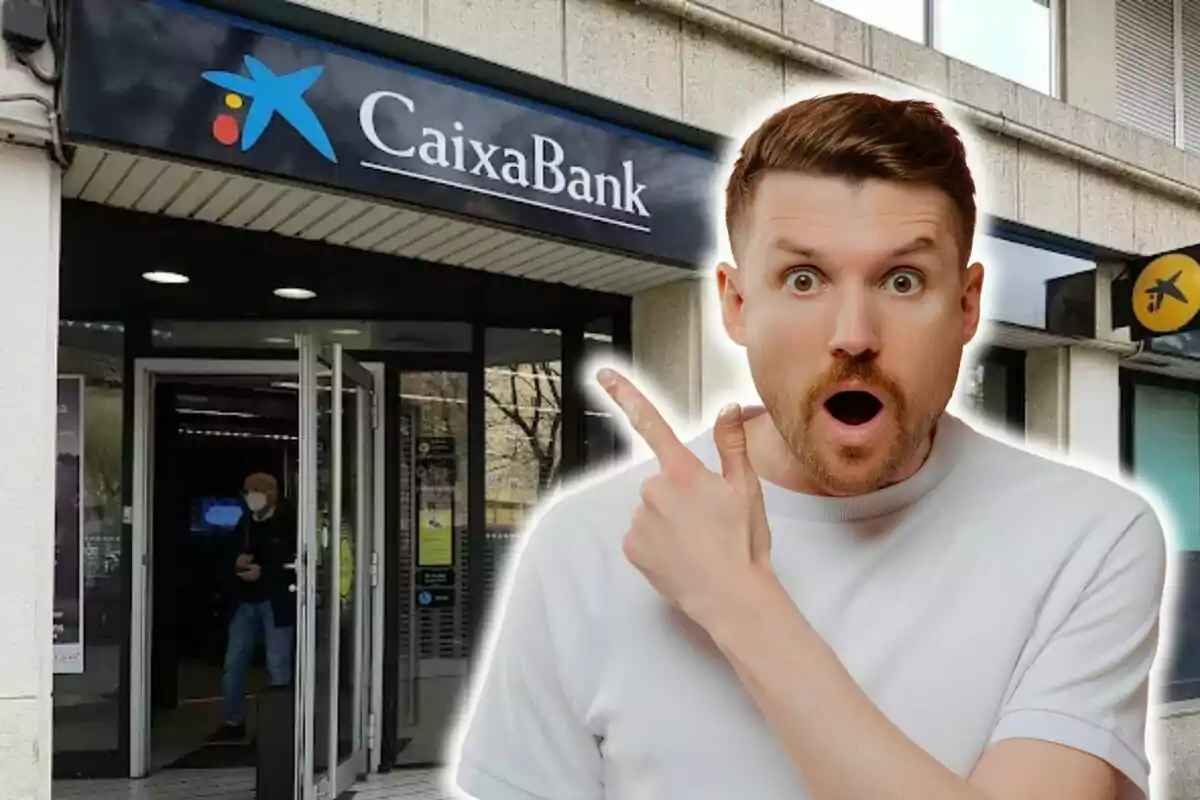 Hombre sorprendido señalando la entrada de una sucursal de CaixaBank.