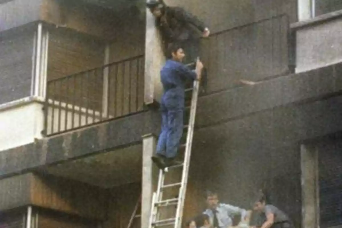 Rescate de personas en un edificio en llamas utilizando una escalera.