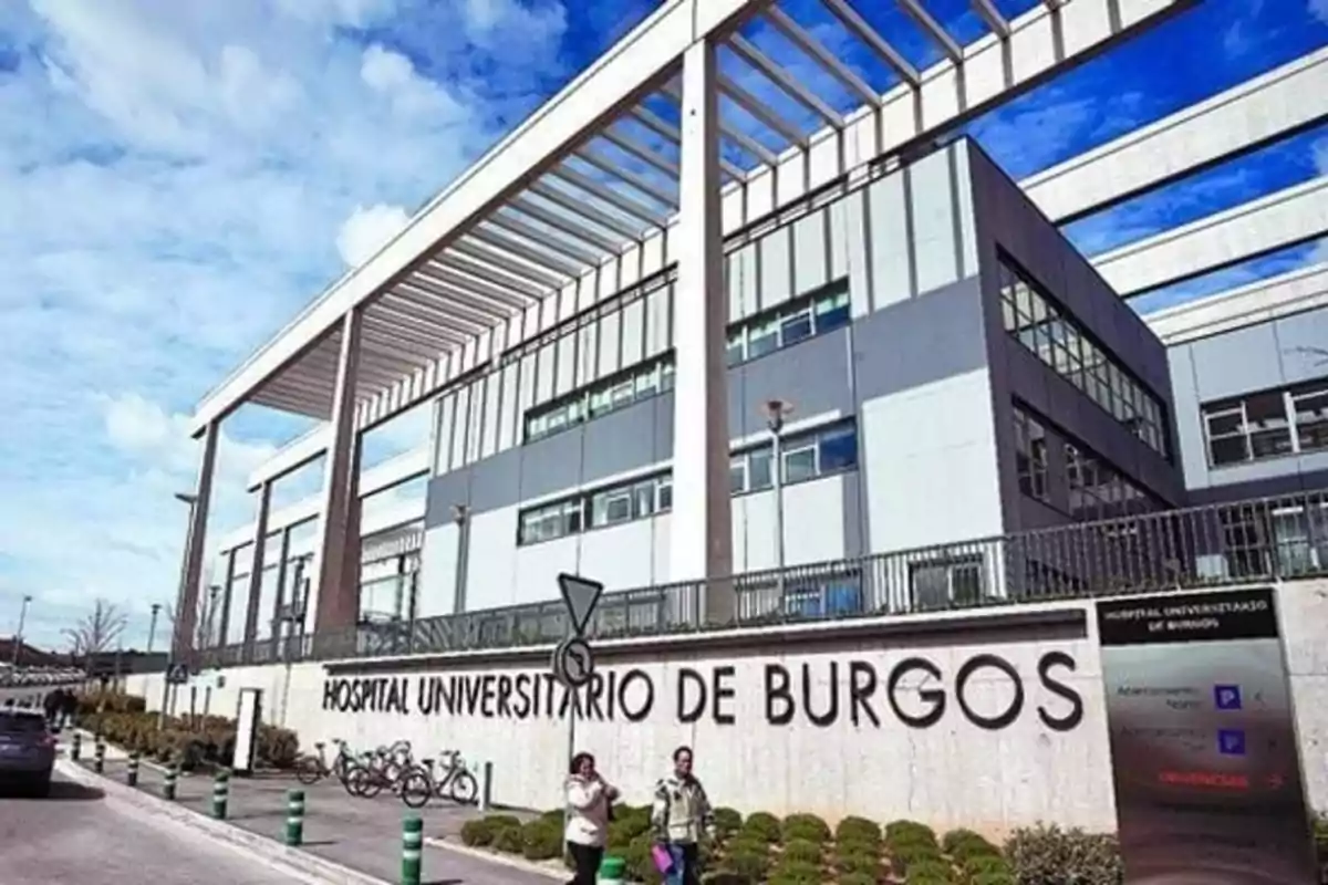 Edificio moderno del Hospital Universitario de Burgos con cielo azul y algunas nubes.