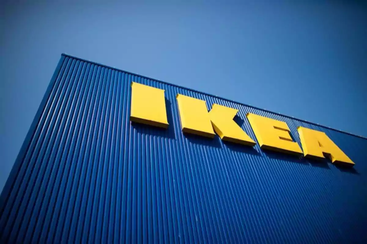 Fachada de un edificio azul con el logotipo amarillo de IKEA.