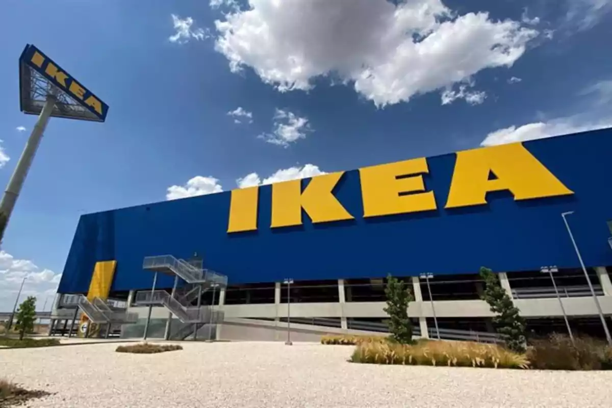 Edificio de una tienda IKEA con un gran letrero amarillo sobre fondo azul y un cielo despejado.