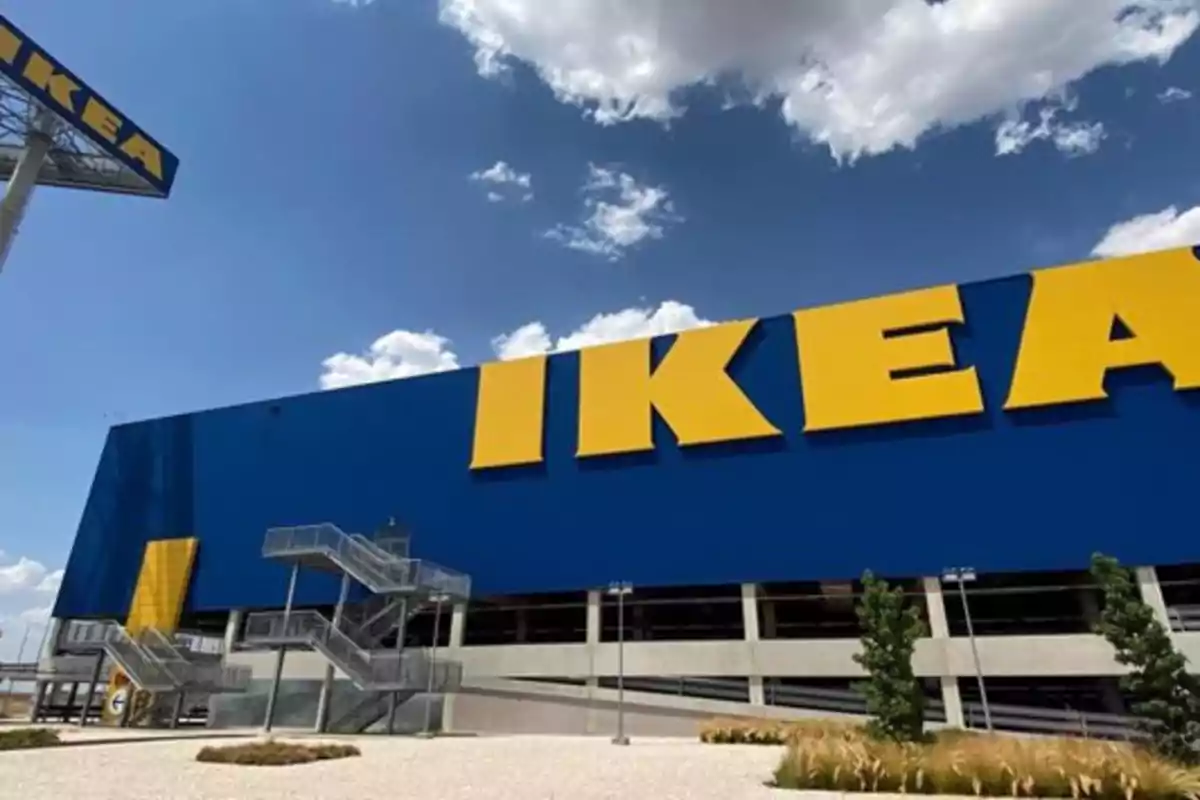 Edificio de una tienda IKEA con un gran letrero amarillo sobre fondo azul y escaleras exteriores bajo un cielo despejado.