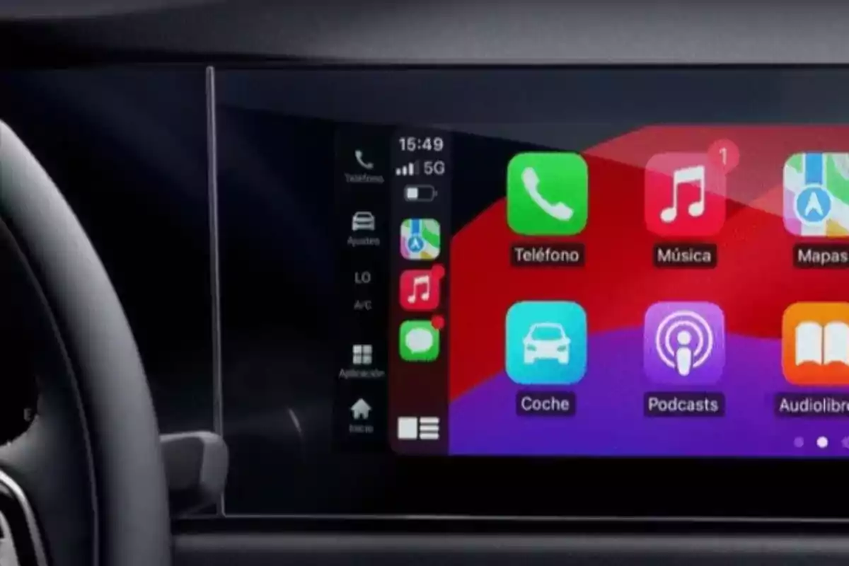 Pantalla de un sistema de infoentretenimiento en un DFSK Fengon 600 mostrando aplicaciones como Teléfono, Música, Mapas, Coche, Podcasts y Audiolibros. Pantalla de un sistema de infoentretenimiento en un DFSK Fengon 600 mostrando aplicaciones como Teléfono, Música, Mapas, Coche, Podcasts y Audiolibros.