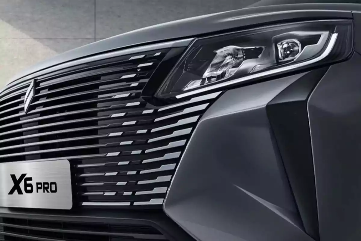 Frente de un automóvil moderno X6 PRO con parrilla negra y faro angular Frente de un automóvil moderno X6 PRO con parrilla negra y faro angular