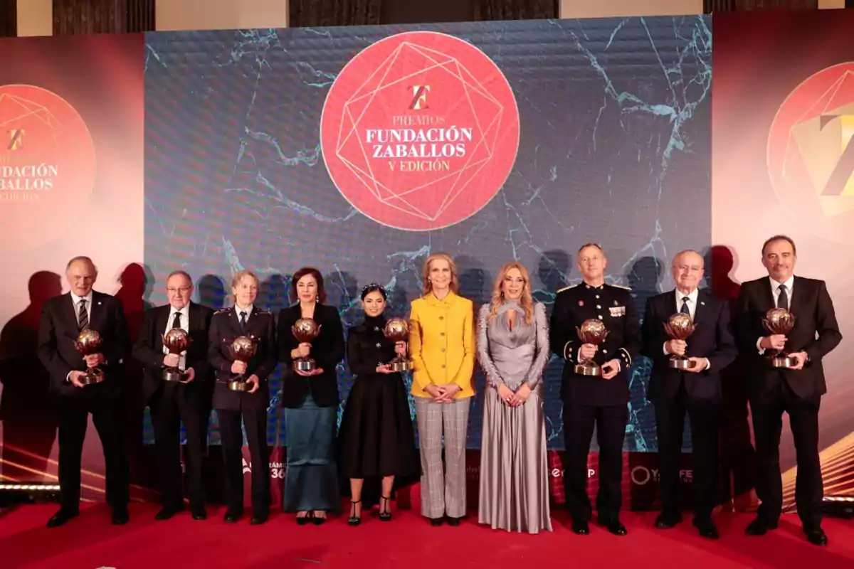 Un grupo de personas posando con trofeos en un evento de la Fundación Zaballos.