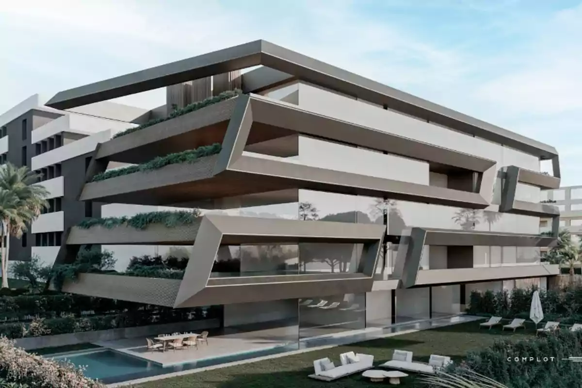 Edificio moderno con diseño arquitectónico angular y terrazas con vegetación, rodeado de jardines y una piscina.