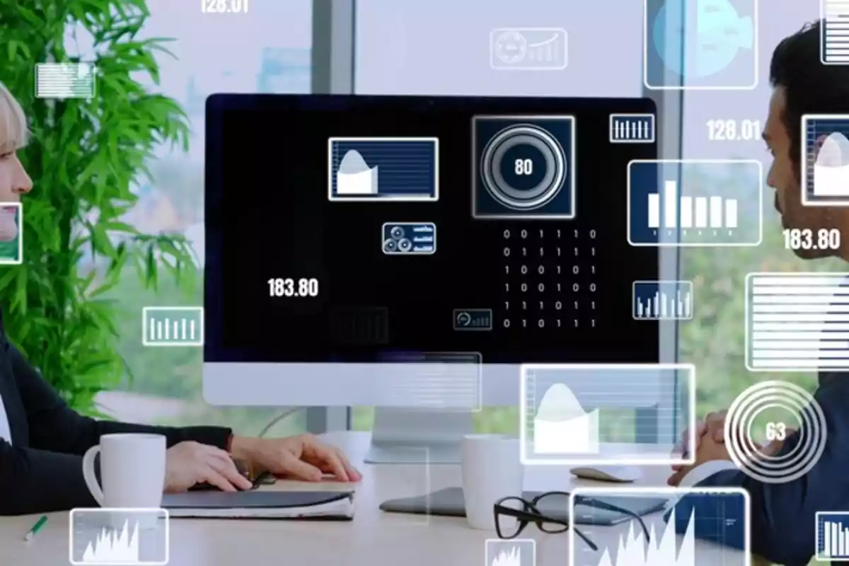 Dos personas sentadas frente a una computadora en una oficina moderna con gráficos y datos digitales superpuestos en la imagen