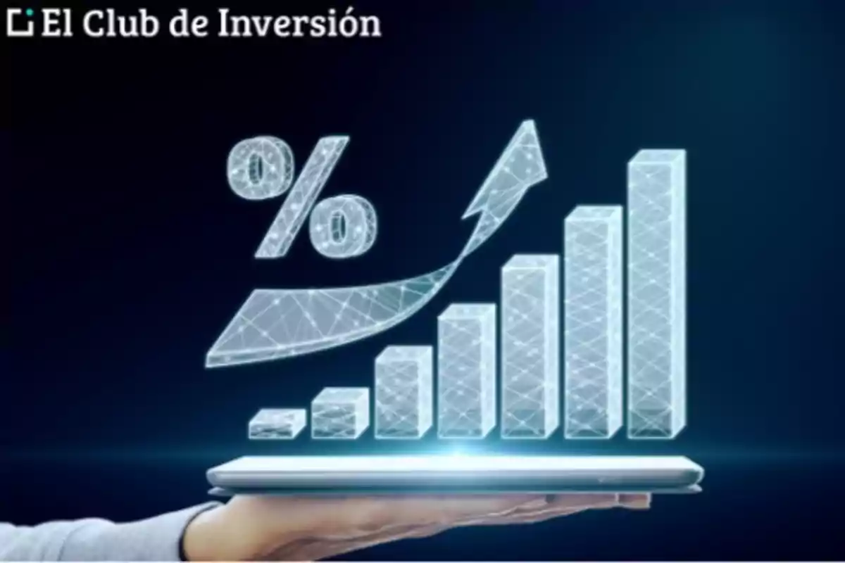Una mano sostiene una tablet de la que emerge un gráfico de barras en crecimiento con un símbolo de porcentaje y una flecha ascendente.