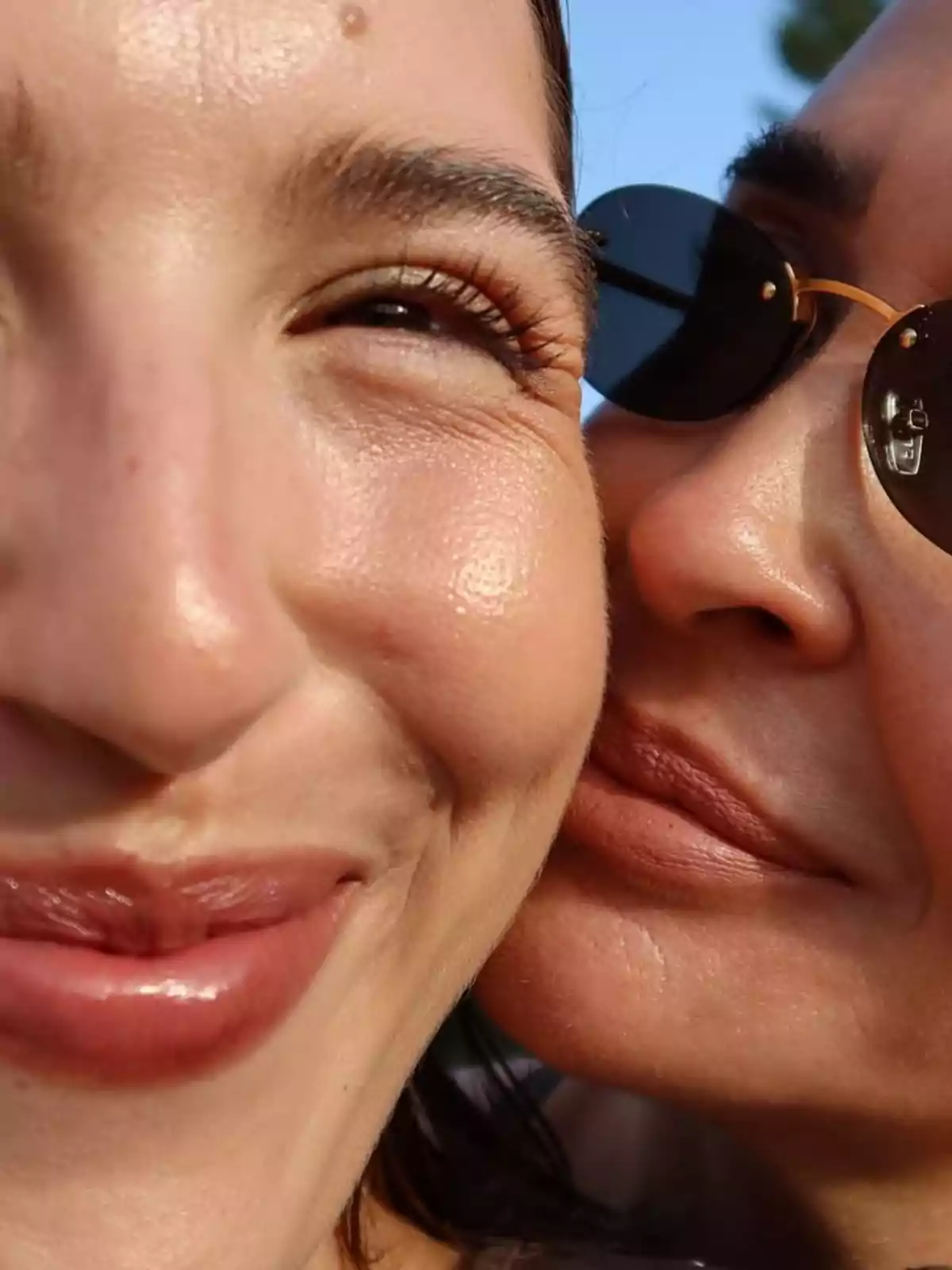 Alba Díaz y Vicky Martín Berrocal sonríen muy cerca una de la otra, una lleva gafas de sol oscuras y ambas muestran expresiones de alegría bajo la luz del sol. Alba Díaz y Vicky Martín Berrocal sonríen muy cerca una de la otra, una lleva gafas de sol oscuras y ambas muestran expresiones de alegría bajo la luz del sol.