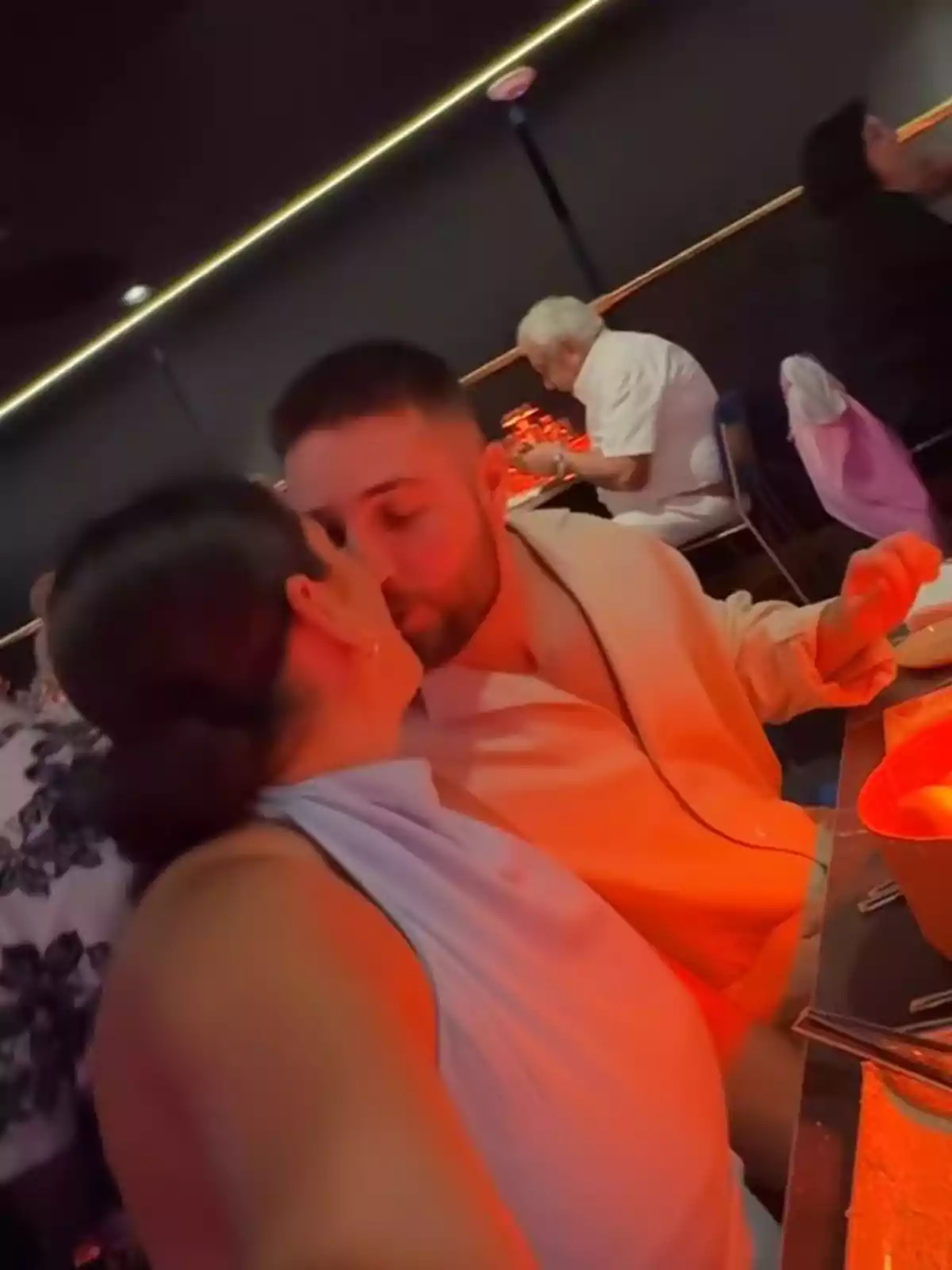Anabel Pantoja y David Rodríguez besándose en un restaurante con luz tenue y ambiente íntimo Anabel Pantoja y David Rodríguez besándose en un restaurante con luz tenue y ambiente íntimo