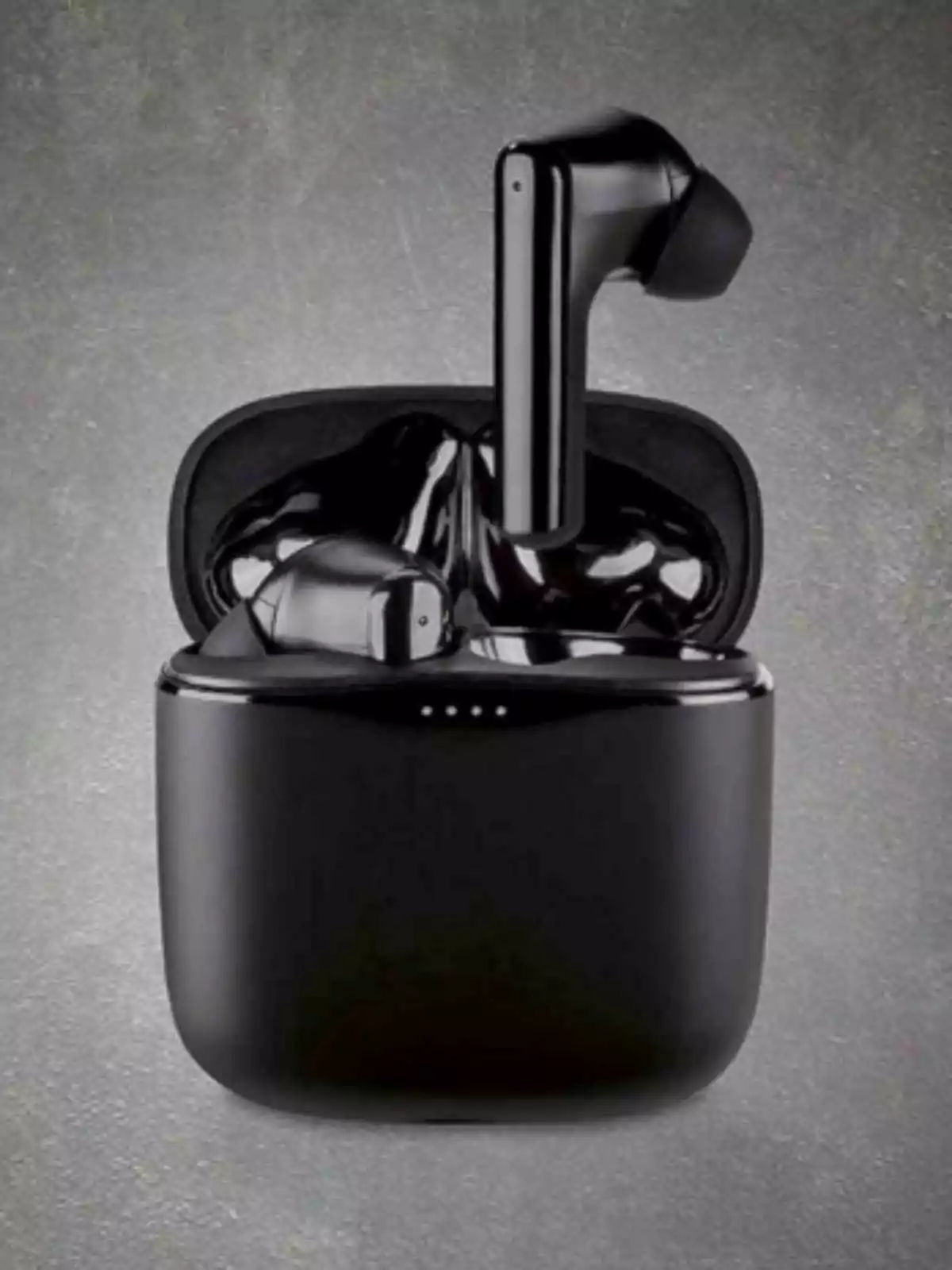 Auriculares inalámbricos negros de Lidl con estuche de carga sobre fondo gris. Auriculares inalámbricos negros de Lidl con estuche de carga sobre fondo gris.