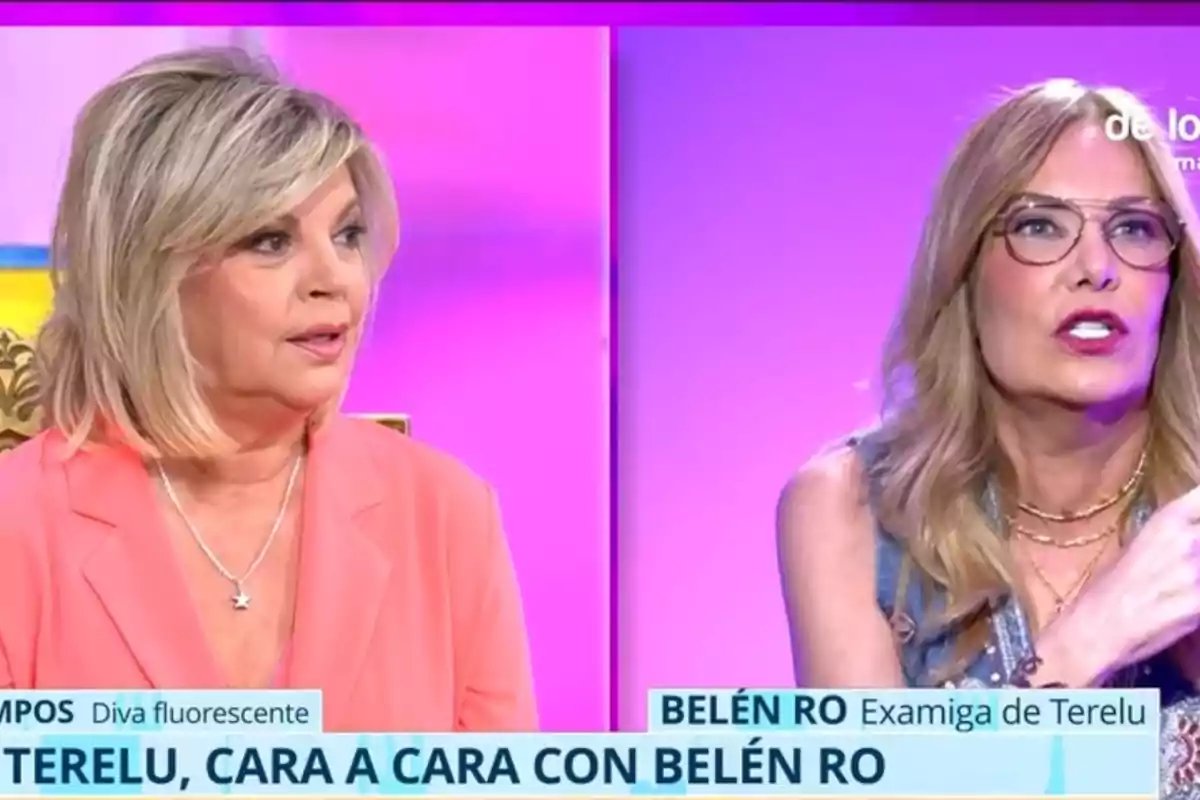 Terelu Campos y Belén Rodríguez conversando en un programa de televisión con un fondo de color rosa y púrpura. Terelu Campos y Belén Rodríguez conversando en un programa de televisión con un fondo de color rosa y púrpura.