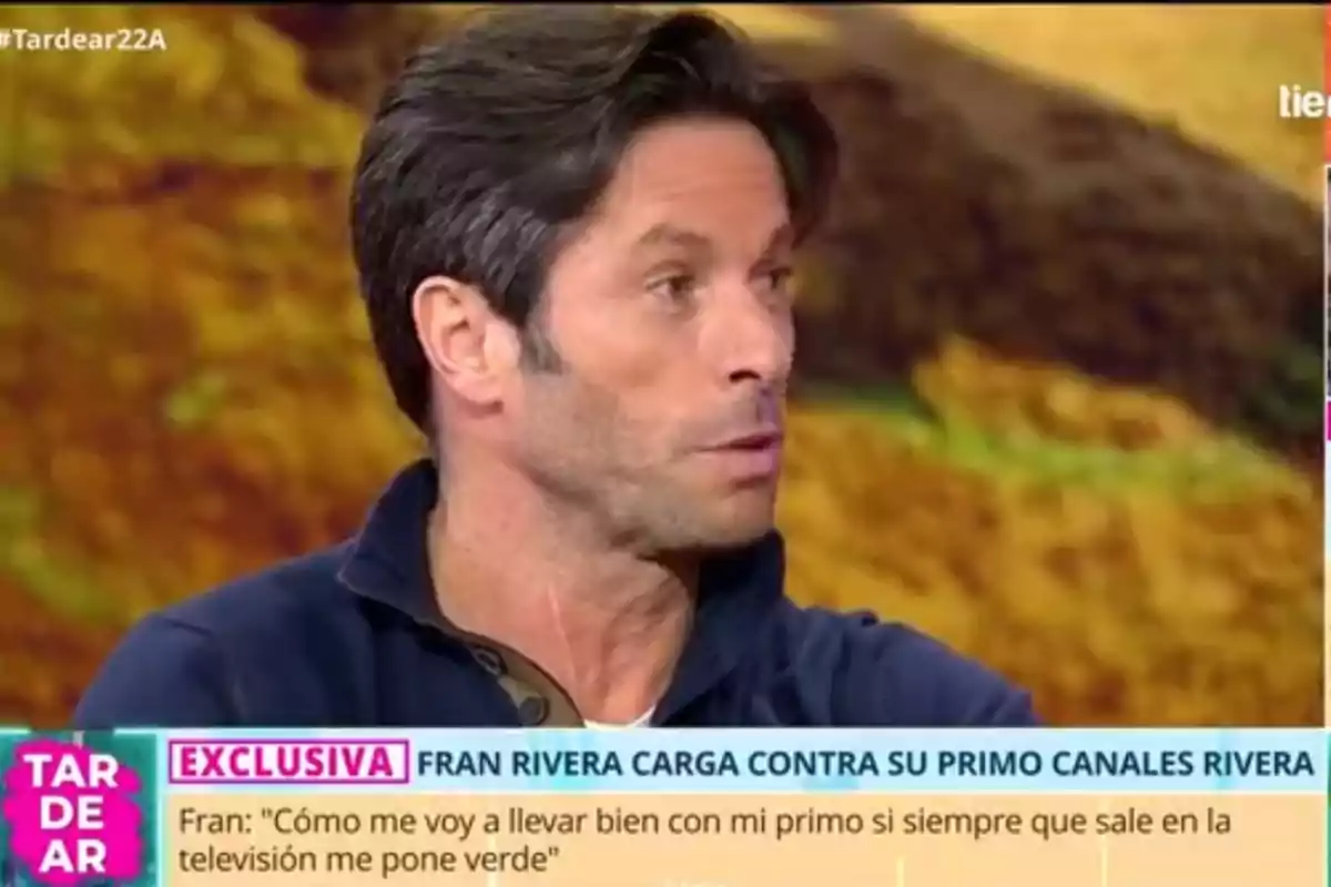 Canales Rivera de cabello oscuro aparece en un programa de televisión con un fondo difuminado y un recuadro de texto en la parte inferior que menciona una discusión familiar. Canales Rivera de cabello oscuro aparece en un programa de televisión con un fondo difuminado y un recuadro de texto en la parte inferior que menciona una discusión familiar.