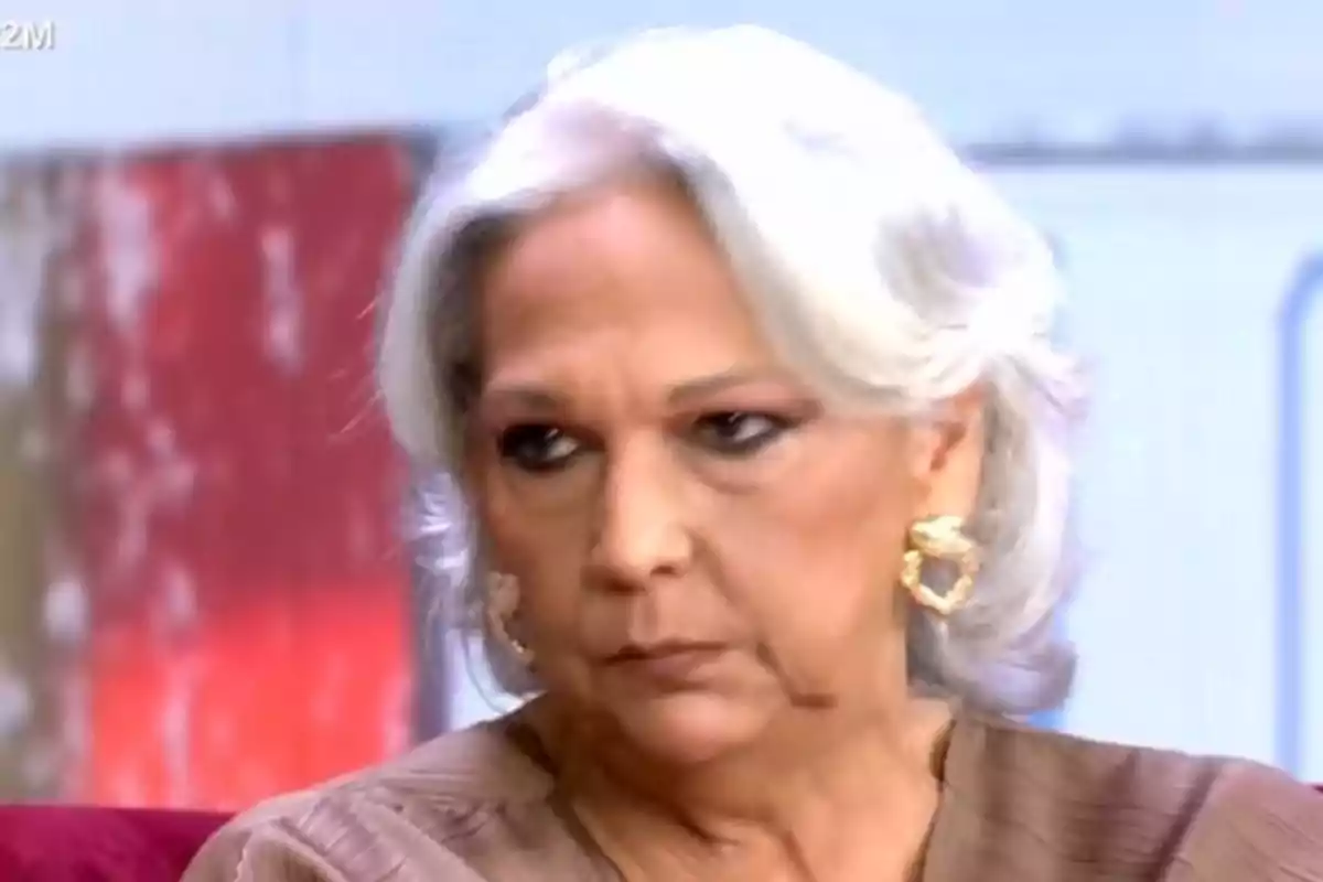 Charo Vega de cabello canoso y expresión seria está en un entorno interior. Charo Vega de cabello canoso y expresión seria está en un entorno interior.