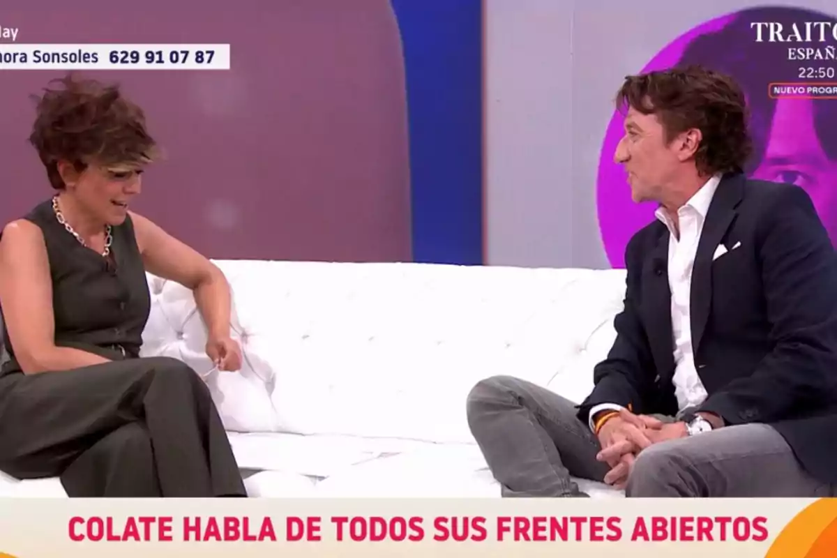 Sonsoles Ónega y Colate conversan sentadas en un sofá blanco en un programa de televisión con un fondo morado y un texto en pantalla que dice Colate habla de todos sus frentes abiertos Sonsoles Ónega y Colate conversan sentadas en un sofá blanco en un programa de televisión con un fondo morado y un texto en pantalla que dice Colate habla de todos sus frentes abiertos