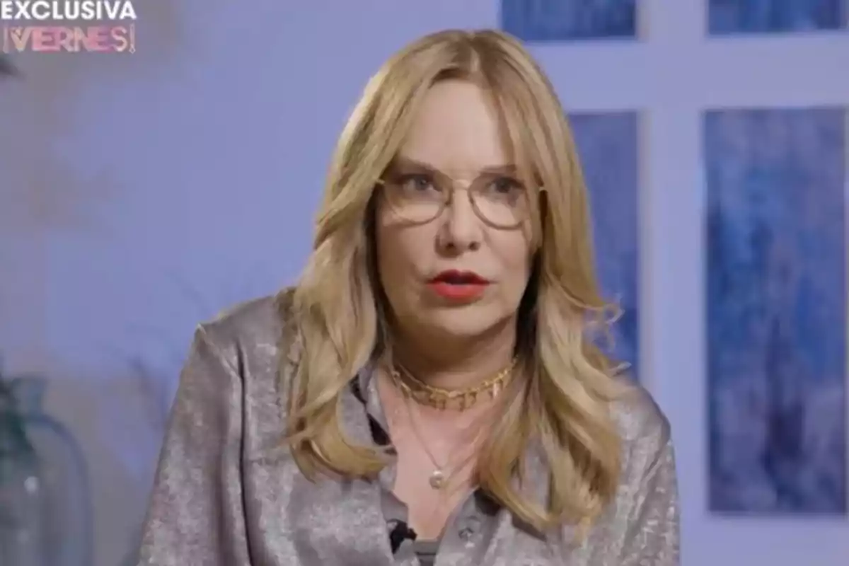 Belén Rodríguez con cabello rubio y gafas hablando en una entrevista con fondo azul. Belén Rodríguez con cabello rubio y gafas hablando en una entrevista con fondo azul.