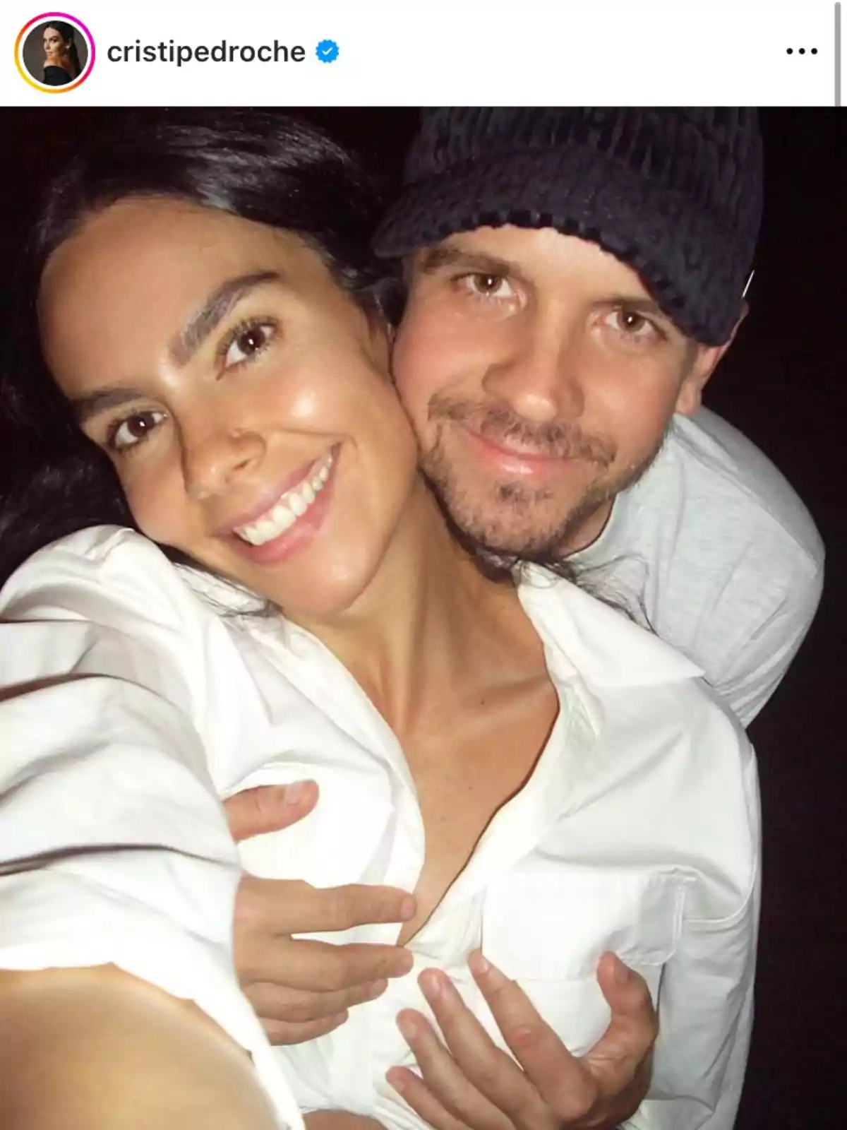 Cristina Pedroche y Dabiz Muñoz sonrientes se toman una selfie en un ambiente oscuro, ambos lucen felices y cercanos. Cristina Pedroche y Dabiz Muñoz sonrientes se toman una selfie en un ambiente oscuro, ambos lucen felices y cercanos.