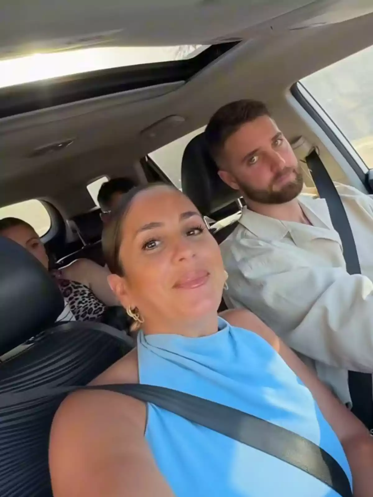 Anabel Pantoja y David Rodríguez viajan en la parte delantera de un coche mientras otras dos personas están sentadas en la parte trasera, todos parecen estar disfrutando el paseo. Anabel Pantoja y David Rodríguez viajan en la parte delantera de un coche mientras otras dos personas están sentadas en la parte trasera, todos parecen estar disfrutando el paseo.