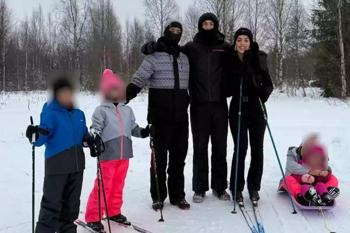 Un grupo de personas vestidas con ropa de invierno está disfrutando de una actividad al aire libre en la nieve, algunos están de pie con esquís y bastones mientras que otros están sentados en un trineo, rodeados de árboles sin hojas. Un grupo de personas vestidas con ropa de invierno está disfrutando de una actividad al aire libre en la nieve, algunos están de pie con esquís y bastones mientras que otros están sentados en un trineo, rodeados de árboles sin hojas.