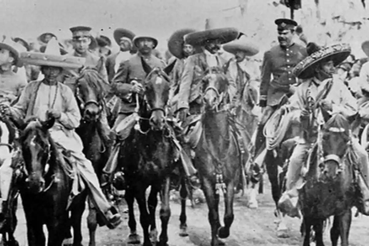 Grupo de hombres a caballo con sombreros tradicionales en una marcha histórica.