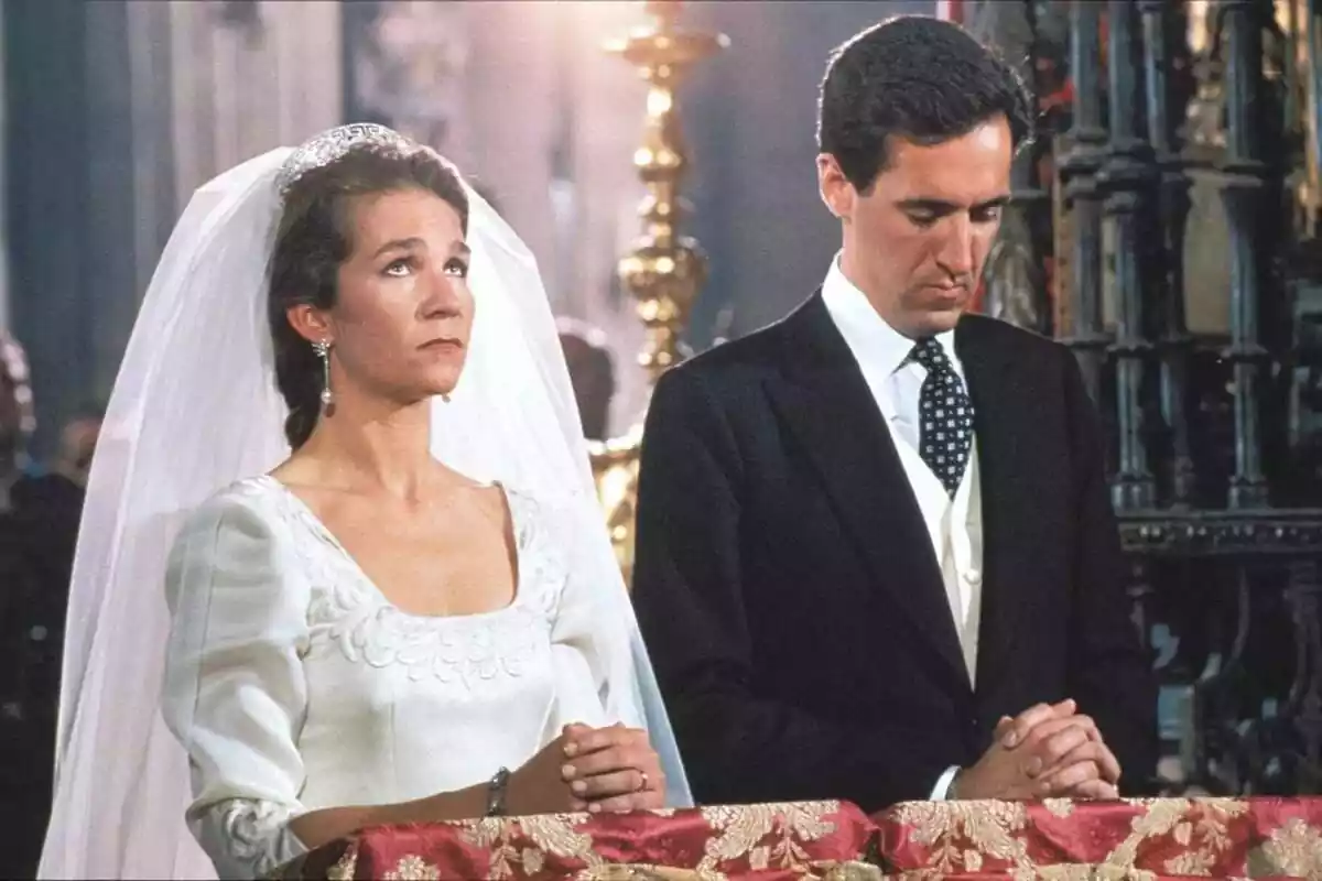 Imagen de la boda de la infanta Elena junto a Jaime de Marichalar en el altar
