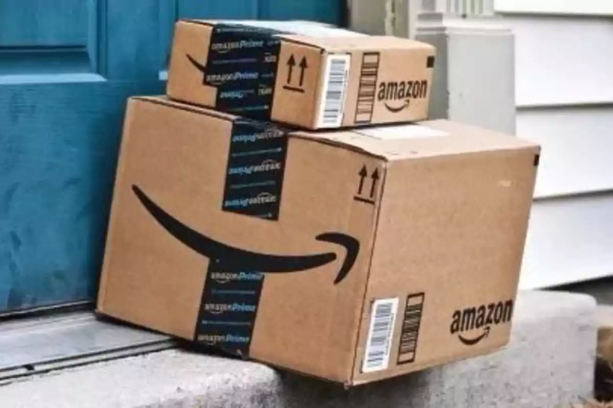 Cajas de cartón de Amazon apiladas en la entrada de una casa.