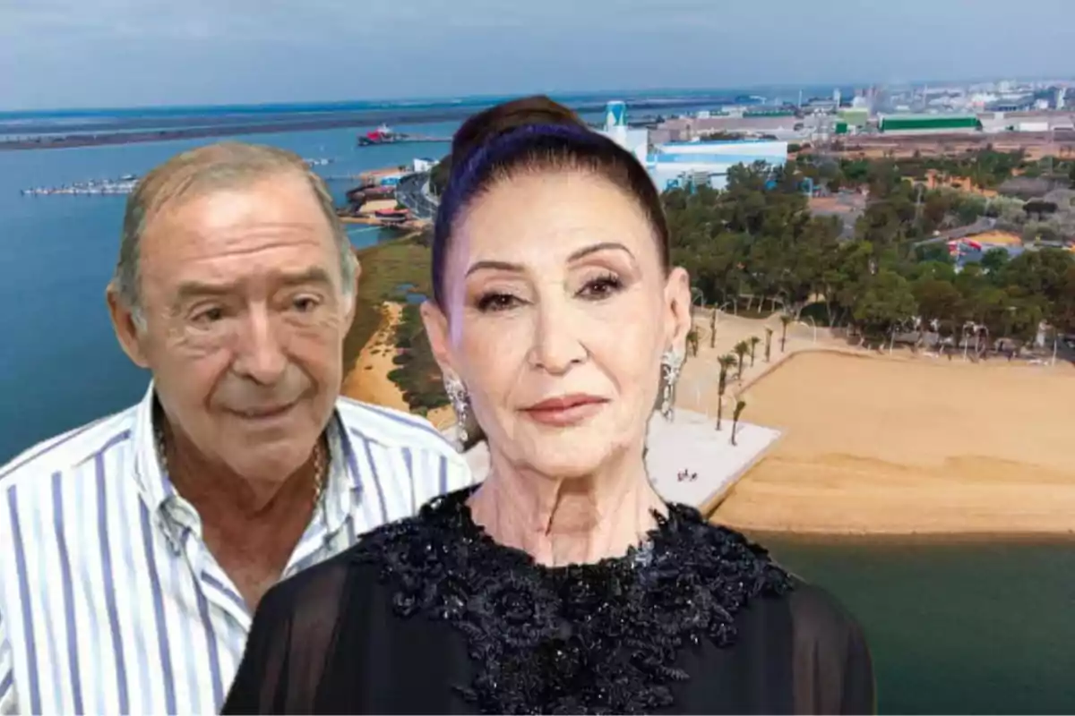Dos personas mayores en primer plano con expresión seria y al fondo una playa artificial con palmeras y agua