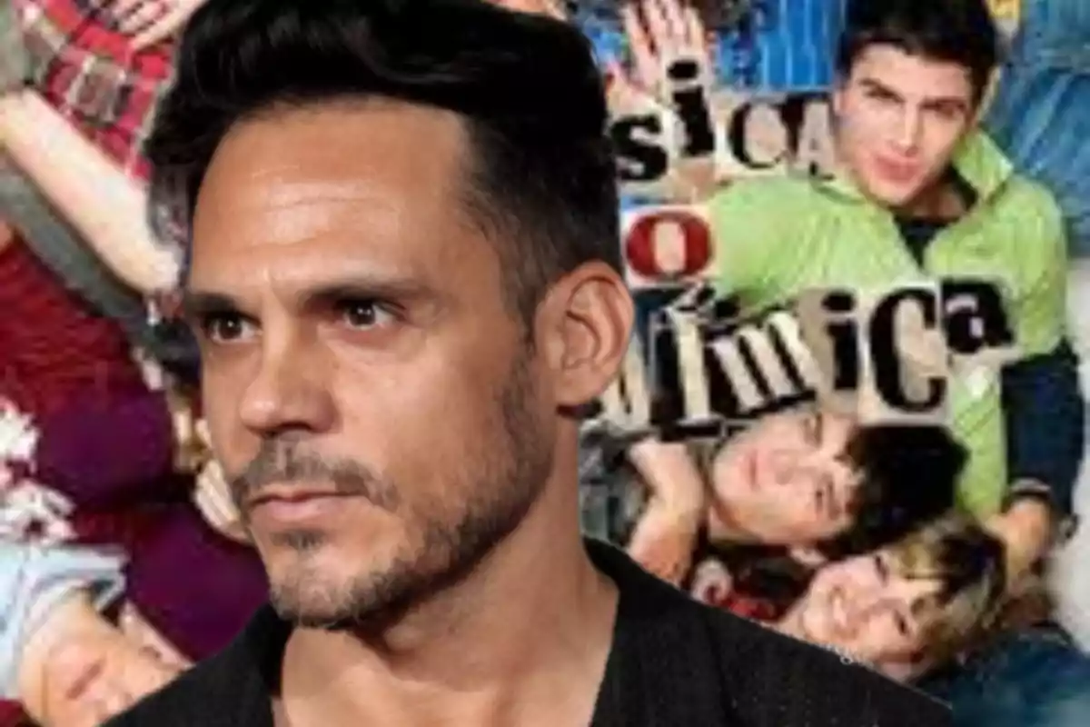 Hombre de cabello oscuro y barba con expresión seria en primer plano, al fondo un grupo de jóvenes y letras desenfocadas