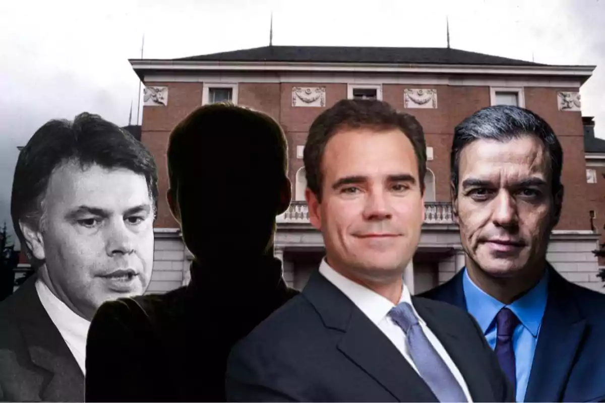Cuatro figuras masculinas en primer plano frente a un edificio de ladrillo, una de ellas aparece en silueta oscura mientras las otras tres están claramente visibles