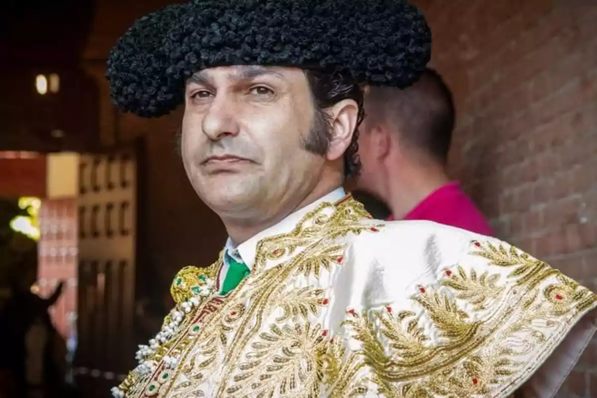 Hombre vestido de torero con traje tradicional bordado en oro y montera negra Hombre vestido de torero con traje tradicional bordado en oro y montera negra