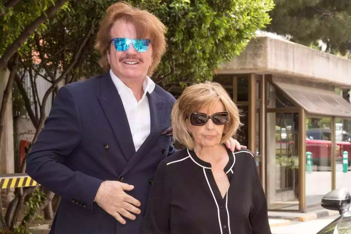 Imagen de Edmundo Arrocet con María Teresa Campos, ambos serios y con gafas de sol, en 2019 Imagen de Edmundo Arrocet con María Teresa Campos, ambos serios y con gafas de sol, en 2019