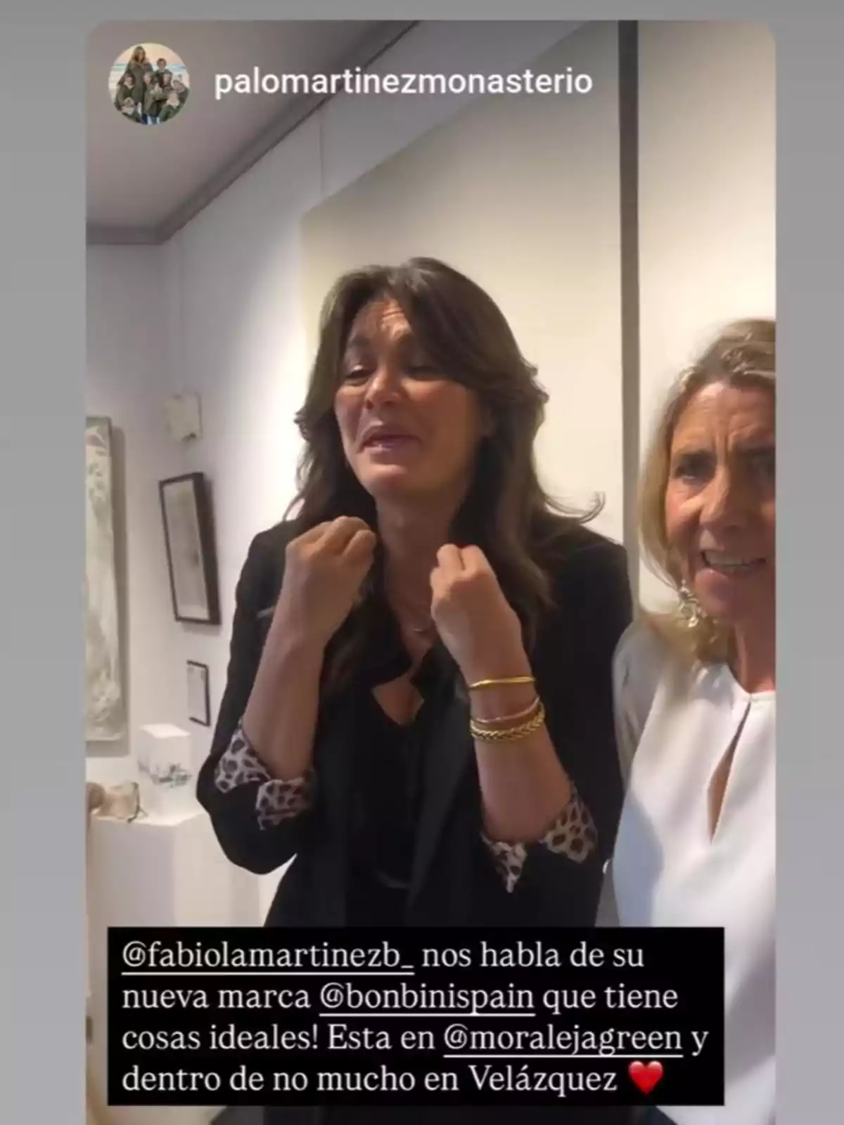 Fabiola Martínez y una mujer sonríen mientras una de ellas parece estar hablando emocionadamente; hay texto en la imagen que menciona una nueva marca y varias cuentas de Instagram. Fabiola Martínez y una mujer sonríen mientras una de ellas parece estar hablando emocionadamente; hay texto en la imagen que menciona una nueva marca y varias cuentas de Instagram.