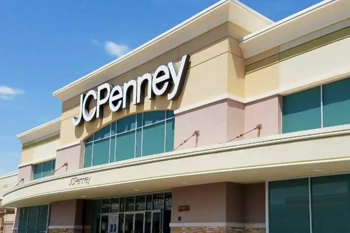Fachada de una tienda JCPenney con cielo azul de fondo. Fachada de una tienda JCPenney con cielo azul de fondo.