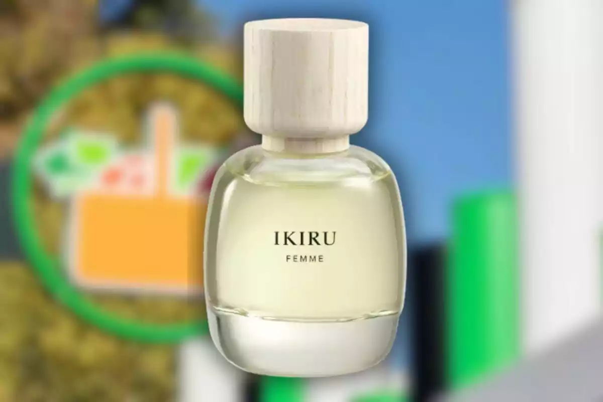 Frasco de perfume Ikiru Femme con tapa de madera sobre un fondo desenfocado. Frasco de perfume Ikiru Femme con tapa de madera sobre un fondo desenfocado.